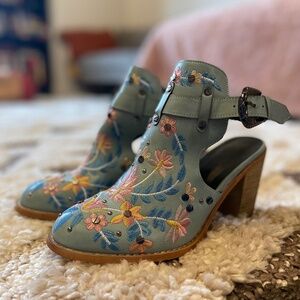 Floral embroidered retro boots